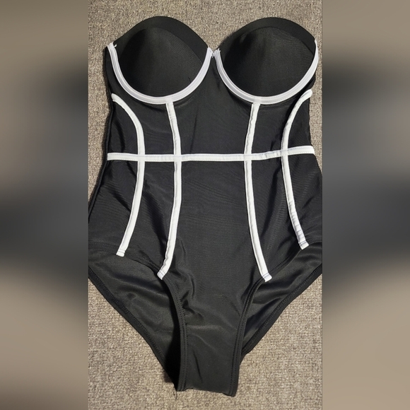 Elegant Black and White Women's Swimsuit - Picture 3 of 5
